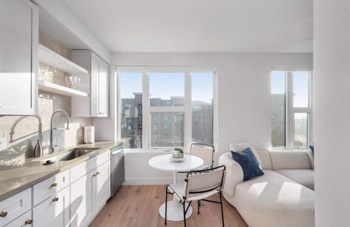 Fairpark Apartamento | Vibrant 1BD 1BA w/Pool, Gym, HTub, Bowling + More!