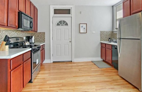 Irving Park Apartamento | 1BR Vibrant Apt in Old Irving Park near Dining