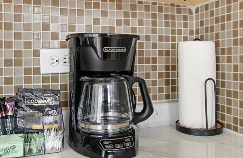 Irving Park Apartamento | 1BR Vibrant Apt in Old Irving Park near Dining