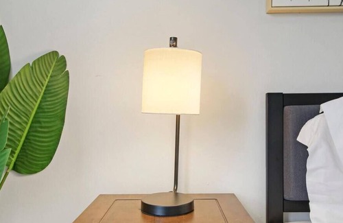 Irving Park Apartamento | 1BR Vibrant Apt in Old Irving Park near Dining