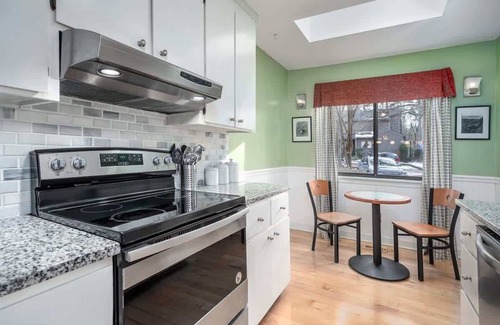 Chapel Hill Casa | Vibrant 2-BR Home | Indoor Fireplace | Downtown | NC