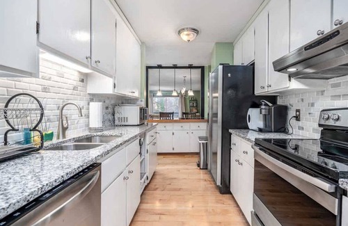 Chapel Hill Casa | Vibrant 2-BR Home | Indoor Fireplace | Downtown | NC