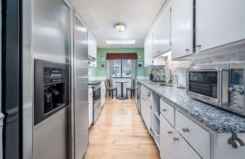Chapel Hill Casa | Vibrant 2-BR Home | Indoor Fireplace | Downtown | NC
