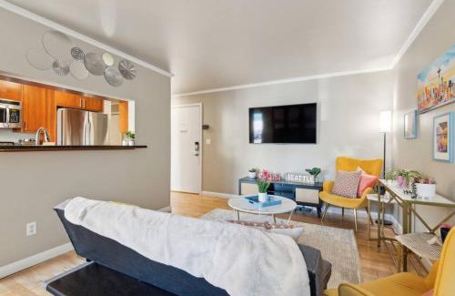 East Queen Anne Apartamento | Vibrant 2bed Condo - Stroll to SEA Space Needle