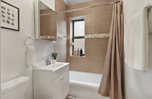 Boystown Apartamento | Vibrant 2BR and 1BA Apartment Furnished