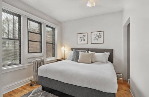 Boystown Apartamento | Vibrant 2BR and 1BA Apartment Furnished