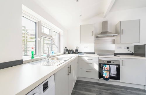 Beddau Casa | Vibrant 3-Bed Home With Netflix and Large Diner Near Retail and National Parks