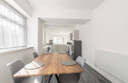 Beddau Casa | Vibrant 3-Bed Home With Netflix and Large Diner Near Retail and National Parks