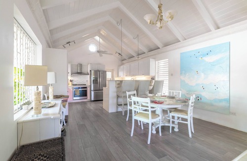 Holder's Hill Casa | Vibrant 4-Bedroom Villa with Pool & Polo Views, Steps from Paynes Bay Beach.