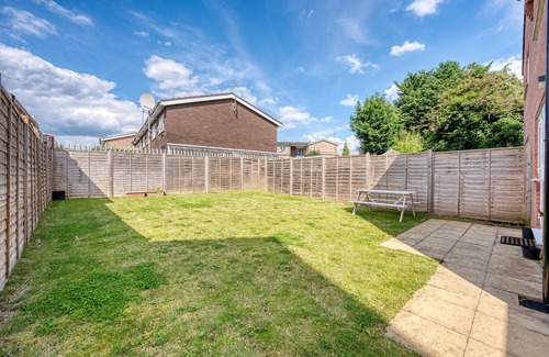Cofton Hackett Casa | Vibrant 4BR for Families & Contractors w/ Parking