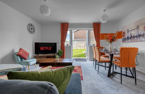 Cofton Hackett Casa | Vibrant 4BR for Families & Contractors w/ Parking