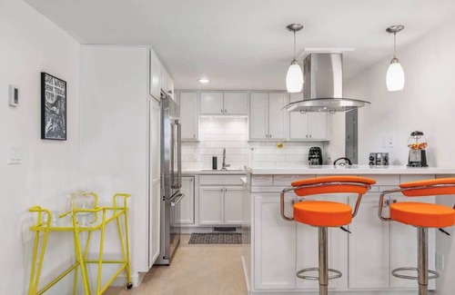 North College Park Casa | Vibrant 70s Bungalow Vacation Haven on Green Lake!