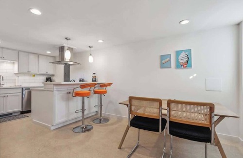 North College Park Casa | Vibrant 70s Bungalow Vacation Haven on Green Lake!