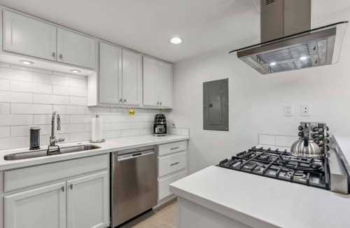 North College Park Casa | Vibrant 70s Bungalow Vacation Haven on Green Lake!