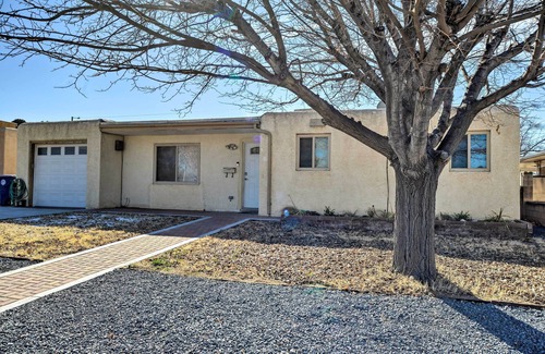 Montgomery Park Cabaña | Vibrant ABQ Adobe Den: Mtn Views, Walk to Park!