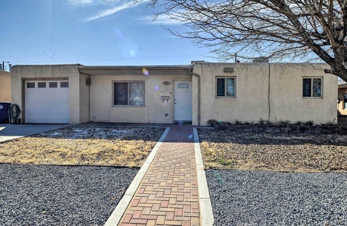Montgomery Park Cabaña | Vibrant ABQ Adobe Den: Mtn Views, Walk to Park!