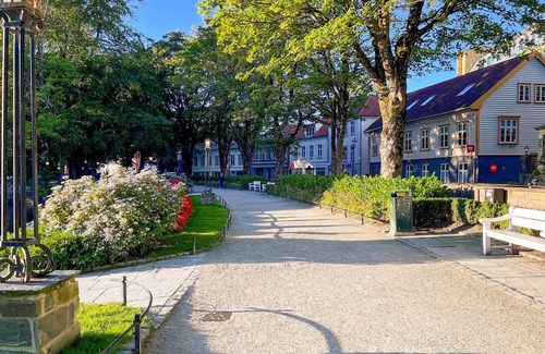 Stavanger Apartamento | Vibrant Apartment on Bustling Street, Above a Restaurant - Perfect for Tourists,