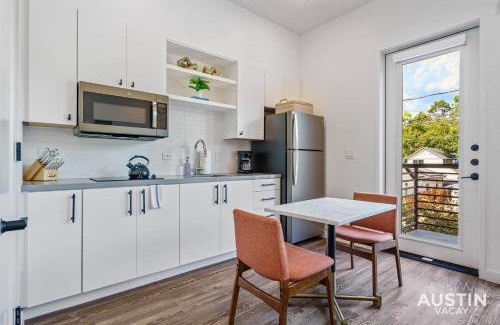 East Cesar Chavez Apartamento | Vibrant Austin Studio Balcony plus Parking and Wi-Fi