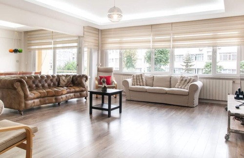 Gayrettepe Apartamento | Central and Vibrant Flat with Balcony in Besiktas