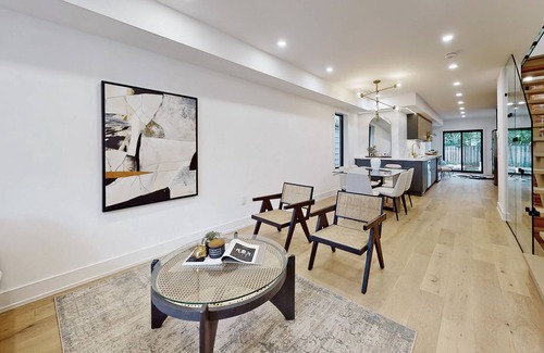 Woodbine Heights Casa | Vibrant Dunforth Haven!