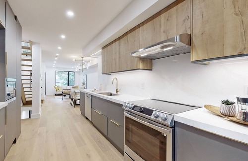 Woodbine Heights Casa | Vibrant Dunforth Haven!