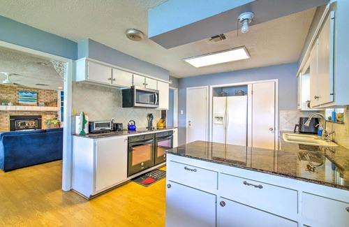 Kingsland Cabaña | Vibrant Kingsland Retreat w/ Waterfront Views