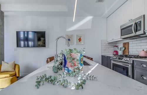 Sunnyside Condominio | Vibrant & Modern Condo with Patio near LRT
