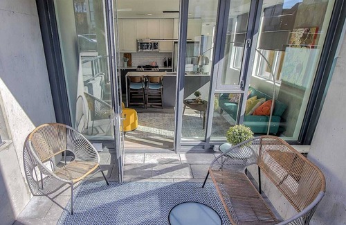 Sunnyside Condominio | Vibrant & Modern Condo with Patio near LRT