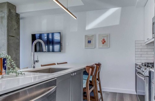Sunnyside Condominio | Vibrant & Modern Condo with Patio near LRT