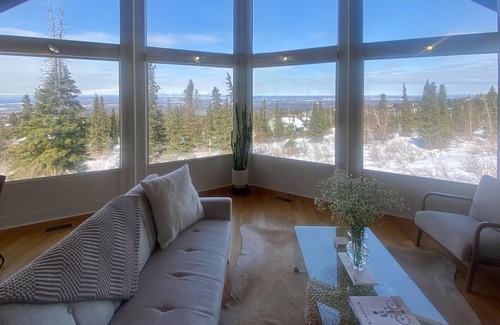 Hillside East Casa | Vibrant mountain view home with fireplace, game room, gas grill, deck & W/D
