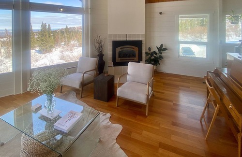 Hillside East Casa | Vibrant mountain view home with fireplace, game room, gas grill, deck & W/D