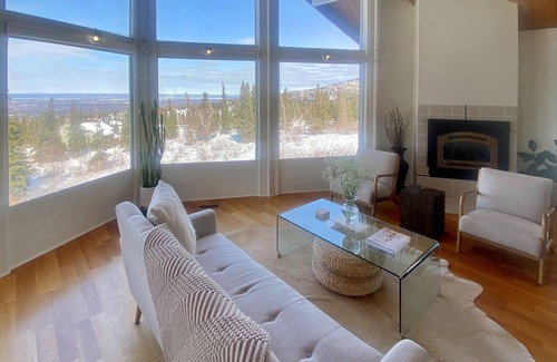 Hillside East Casa | Vibrant mountain view home with fireplace, game room, gas grill, deck & W/D