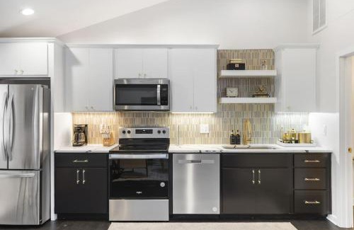 Greenwood Apartamento | Vibrant Neon Condo Near Restaurants, Coffee and Bars