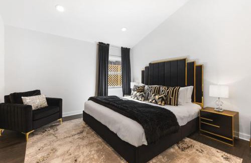 Greenwood Apartamento | Vibrant Neon Condo Near Restaurants, Coffee and Bars