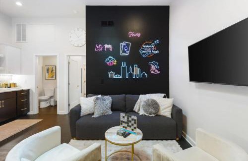 Greenwood Apartamento | Vibrant Neon Condo Near Restaurants, Coffee and Bars