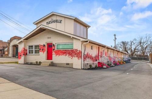 Greenwood Apartamento | Vibrant Neon Condo Near Restaurants, Coffee and Bars