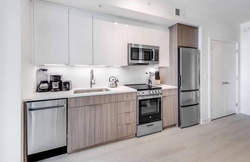 NoMa Hotel | Steps from Resturants | Gym | Close to Metro & Union Market