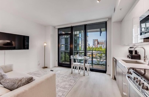 NoMa Hotel | Steps from Resturants | Gym | Close to Metro & Union Market