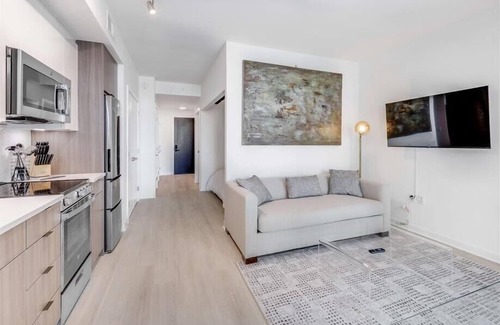 NoMa Hotel | Steps from Resturants | Gym | Close to Metro & Union Market