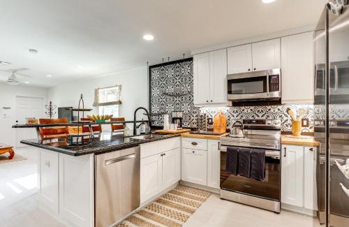 Juno Beach Casa | Vibrant North Palm Beach Home about 2 Mi to Beach!