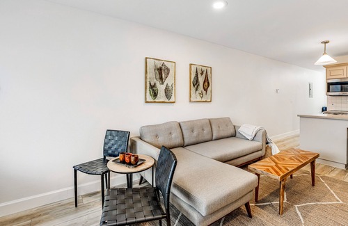 Neskowin Condominio | Vibrant, polished condo with oceanfront views, patio & W/D access