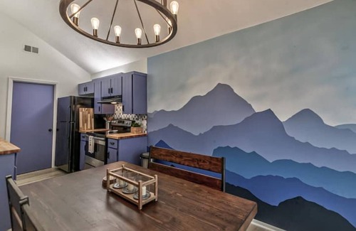 Lenexa Casa | Vibrant remodeled 3 bedroom townhome