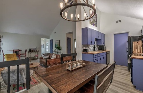 Lenexa Casa | Vibrant remodeled 3 bedroom townhome
