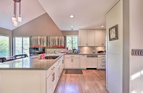 Solana Beach Condominio | Vibrant Solana Beach Condo, 1 Mi to Beaches!