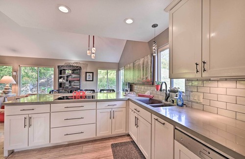 Solana Beach Condominio | Vibrant Solana Beach Condo, 1 Mi to Beaches!