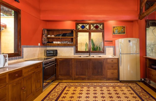 Denpasar Timur Villa | Increíblemente colorida y artística casa de Bali para alquileres a corto plazo