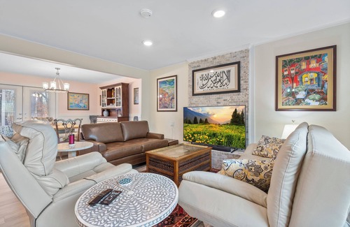 Durham Casa | Vibrant & Spacious Family Home Near Downtown
