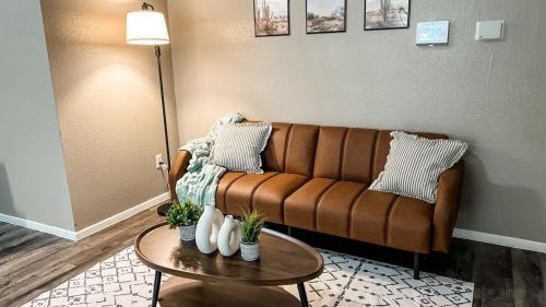 Barker Apartamento | Vibrant Texan Escape with Patio & Gated Community