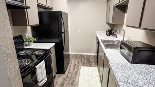 Barker Apartamento | Vibrant Texan Escape with Patio & Gated Community