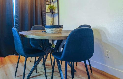 Las Vegas Casa | Vibrant Vegas Retreat, Quiet, Cozy, 18 min to Strip
